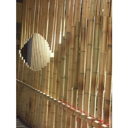 대나무 울타리로 삭막한 공간에 평온을 더하다