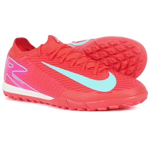 스타일과 성능이 조화를 이룬 축구화