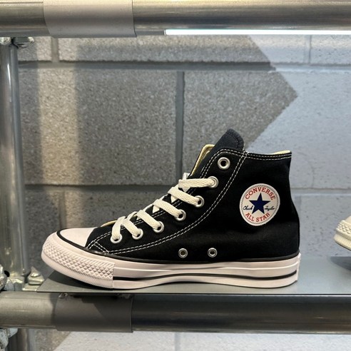 컨버스 척테일러 팬텀블랙: 옷장 속 만능템으로 스타일 고민 끝!