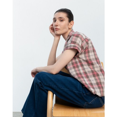 코랄 체크 리넨 반팔셔츠: 캐주얼함과 시원함의 조화