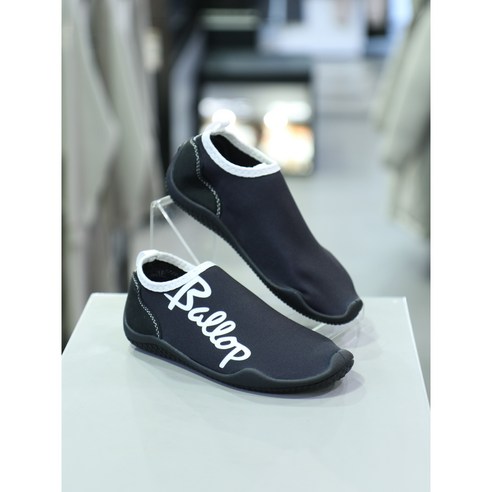 블랙의 매력과 편안함을 한데 모은 밸롭 어린이 아쿠아슈즈