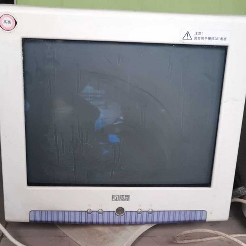 아날로그 감성을 깨우는 17인치 CRT 골동품 모니터, 시간을 초월한 경험을 선사합니다.