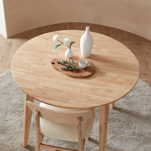 현대적인 내집에 아름다움과 기능성을 더하는 데니스 원목 원형 테이블