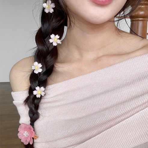 봄날의 설렘을 담은 벚꽃 헤어핀으로 당신의 스타일을 완성하세요.