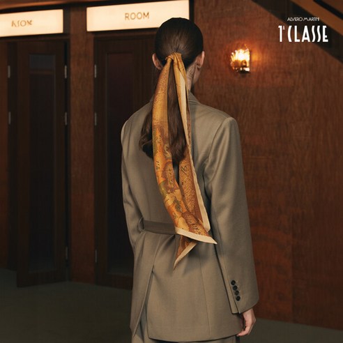 시간을 초월하는 우아함, 프리마클라쎄 실크 스카프로 완성하는 나만의 스타일