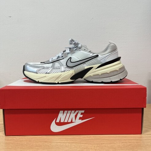 [본사정품] 나이키 V2K런 RUN 서밋 화이트 메탈릭 실버 남녀공용 운동화 런닝화 조깅화 데일리슈즈