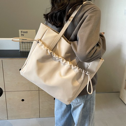 스타일과 편의함이 만나는 주라벨 데일리 묶음포켓 숄더백