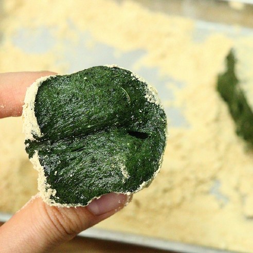 진도 해풍 쑥의 깊은 향, 30년 전통 쑥 떡으로 즐기다