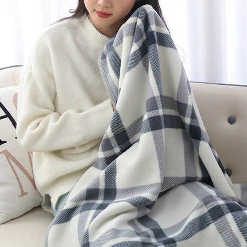 길그리 밍크 극세사 똑딱이 무릎 담요는 부드러운 소재와 따뜻함으로 캠핑과 여행, 집에서 휴식을 취할 때 완벽한 동반자입니다.