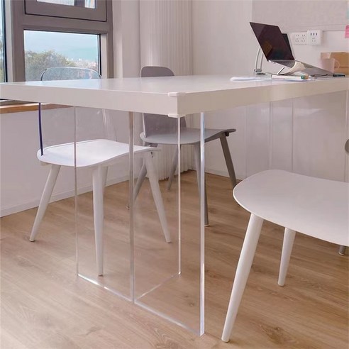 아크릴 테이블 원목 식탁 - 고풍스러운 디자인과 실용적인 기능