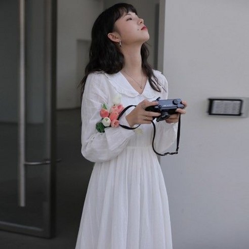 Mao프랑스어 달콤한 인형 칼라 드레스 초가을 디자인 감각 긴 소매 기질 중간 길이 화이트 드레스