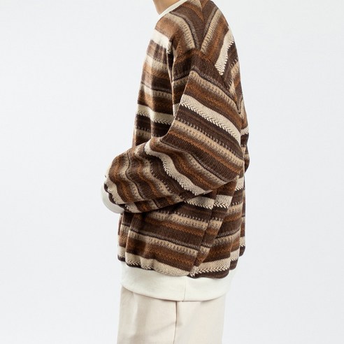 부드러운 앙고라 원단으로 만들어진 따뜻하고 편안한 스웨터