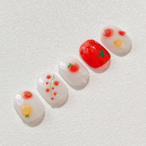 1분 완성! 토마토 네일 스티커로 상큼한 여름 네일을 즐기세요.