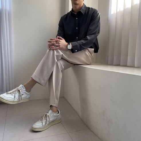 세련된 편안함을 위한 플루터 와이드 슬랙스