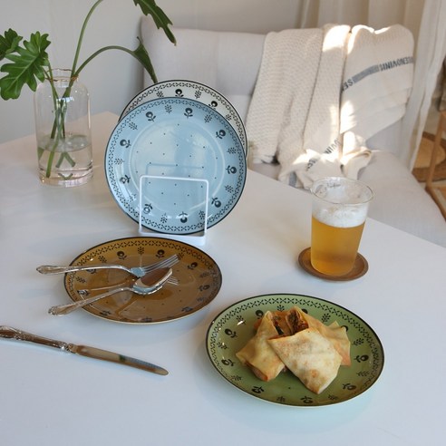 일상에 예술을 더하는 이자와 피크 접시