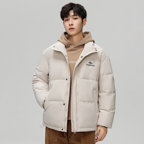 편안한 오버핏과 세련된 화이트 패딩