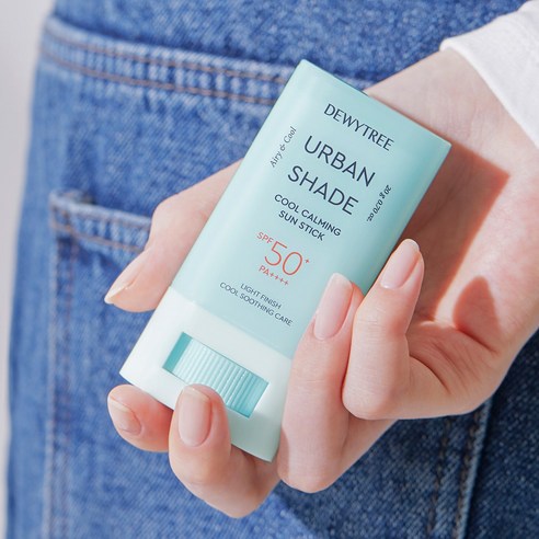 모든 피부타입에 적합한 듀이트리 어반쉐이드 쿨카밍 선스틱은 SPF50+와 PA++++ 수준의 자외선 차단 효과와 쿨링 효과, 촉촉한 보습력을 가지고 있습니다.