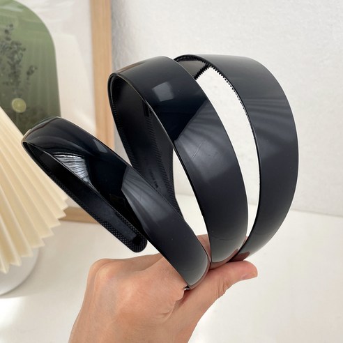 와이드 블랙 헤어밴드 하나로 스타일 고민 끝!