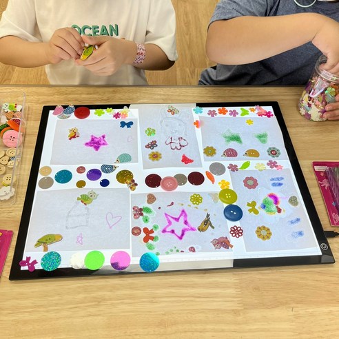 빛으로 아이의 상상력을 깨우는 놀이훈련소 LED 라이트 테이블