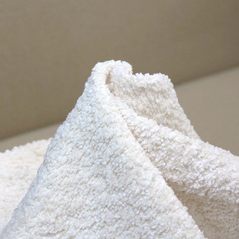 포근함과 실용성을 겸비한 디자인몬스터 프리제 양털 부클레 원단으로 따뜻한 겨울을 완성하세요.