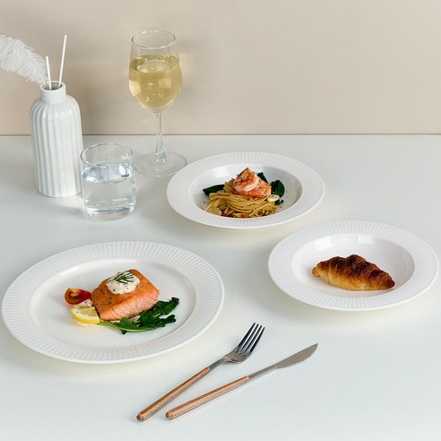 심플하면서도 실용적인 도자기 그릇 세트