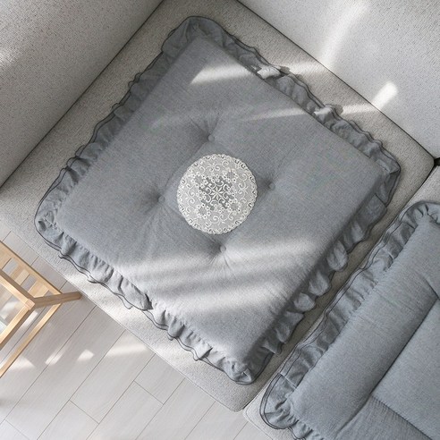 부드러움과 스타일이 완벽하게 조화된 [데코벨] 선염 멜란지 무지 두겹 프릴 방석