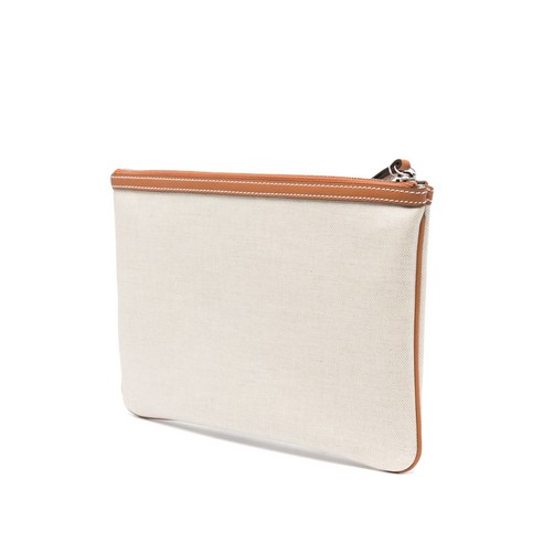 나만의 특별함을 담는 구찌 로고 프린트 캔버스 클러치