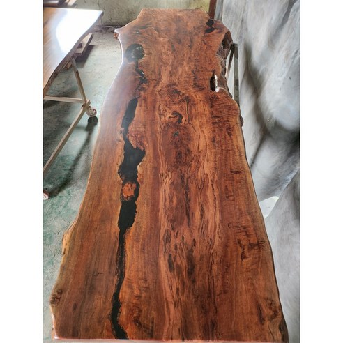 지속 가능성과 세련됨의 완벽한 조화: 지리산산청농장의 흑망고 대추나무 우드슬랩 테이블