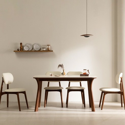 좁은 주방도 넓어 보이게! 따뜻한 감성 더하는 4인용 월넛 식탁 선택 꿀팁 라움에스알식탁