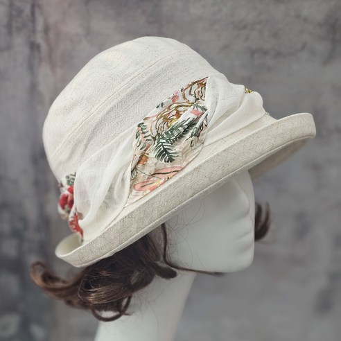 사랑스러움과 시원함을 담은 여름, 루이엘 <러브포유> 린넨 모자로 완성하세요.” loading=”lazy”></a></div><p><러브포유>라는 이름처럼, 이 모자는 사랑스러움이 가득한 디자인을 자랑합니다. 섬세하게 마감된 디테일과 여성스러운 실루엣은 착용하는 사람의 매력을 한층 더 돋보이게 해줍니다. 또한, 모자의 챙 길이는 햇빛을 효과적으로 차단하여 자외선으로부터 피부를 보호해줍니다. 단순히 아름다운 디자인뿐만 아니라, 여름철 필수적인 기능성까지 갖춘 완벽한 아이템입니다. 일상적인 캐주얼룩부터 특별한 날의 세련된 스타일까지, 어떤 옷차림에도 잘 어울리는 활용도 높은 디자인은 여러분의 여름 패션을 더욱 풍성하게 만들어줄 것입니다.</p><h2>뛰어난 착용감과 편안함</h2><p>오랜 시간 착용해도 불편함이 없는 편안함 또한 이 모자의 큰 장점입니다. 가벼운 린넨 소재와 넉넉한 사이즈는 답답함 없이 시원한 착용감을 선사합니다. 또한, 모자 안쪽에는 부드러운 안감을 덧대어 피부에 자극 없이 편안하게 착용할 수 있도록 세심하게 제작되었습니다. 장시간 야외 활동에도 쾌적함을 유지해주어 여름철 나들이, 여행, 데이트 등 다양한 상황에서 유용하게 활용할 수 있습니다.</p><h2>높은 만족도를 증명하는 평가</h2><p>소중한 고객들의 긍정적인 평가는 루이엘 <러브포유> 린넨 모자의 뛰어난 품질과 만족도를 입증합니다. 꼼꼼한 마감, 세련된 디자인, 그리고 무엇보다 뛰어난 착용감에 대한 칭찬이 끊이지 않습니다. 특히, 여름철 햇볕으로부터 피부를 보호해주는 기능과 어떤 스타일에도 잘 어울리는 디자인에 대한 만족도가 매우 높습니다. 이러한 고객들의 평가는 이 모자가 단순한 액세서리를 넘어, 여름철 필수 아이템으로서의 가치를 지니고 있음을 보여줍니다.</p><h2>여름, 당신의 스타일을 완성하다</h2><p>루이엘 <러브포유> 린넨 모자는 여름철 뜨거운 햇볕으로부터 당신을 보호하고, 스타일리시한 매력을 더해주는 완벽한 아이템입니다. 린넨 소재의 시원함, 사랑스러운 디자인, 뛰어난 착용감까지 모든 요소를 갖춘 이 모자는 당신의 여름을 더욱 특별하고 아름답게 만들어줄 것입니다. 지금 바로 루이엘 <러브포유> 린넨 모자를 만나보세요. 당신의 여름 스타일이 한층 더 업그레이드될 것입니다.</p><div style=