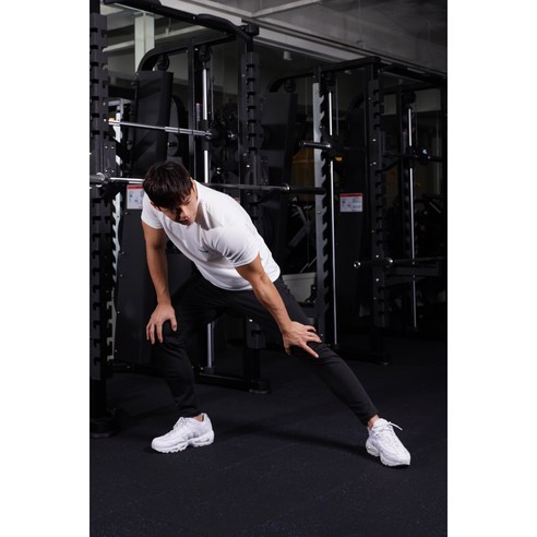 SupplyPro의 컴포트 트레이닝 슬림핏 팬츠는 운동과 캐주얼룩에 모두 활용할 수 있는 다재다능한 아이템입니다.