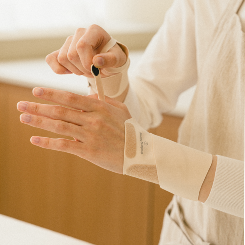 밤마다 욱신거리는 손목, 말랑하니 손목보호대가 답이 될 수 있을까요? 말랑하니손목보호대