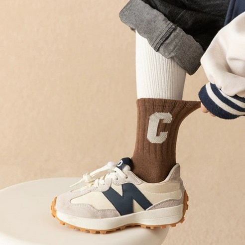 스타일과 편안함을 동시에, 어반바스켓 아동용 골지 레터링 중목 양말