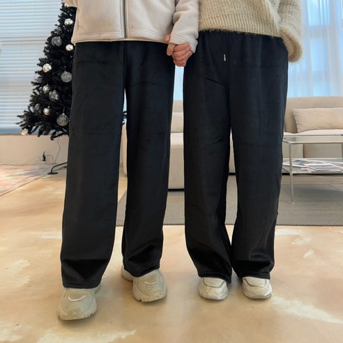 최신 트렌드를 반영한 융털 기모 와이드 팬츠