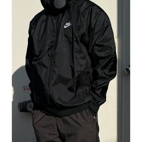 탁월한 착용감과 다용도 활용을 갖춘 나이키 윈드러너 바람막이 점퍼 자켓 후디 재킷 A000-001