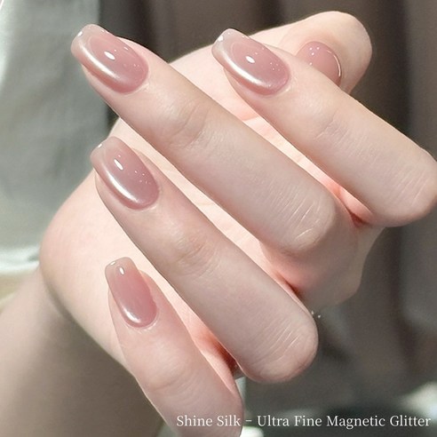 맑고 투명한 자석젤 네일로 나만의 개성을 표현하세요