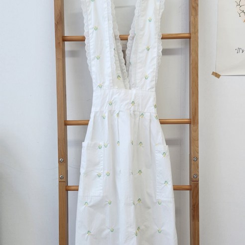 사랑스러움이 피어나는 튤립 자수 레이스 프릴 앞치마, 당신의 주방에 봄을 선물하세요.