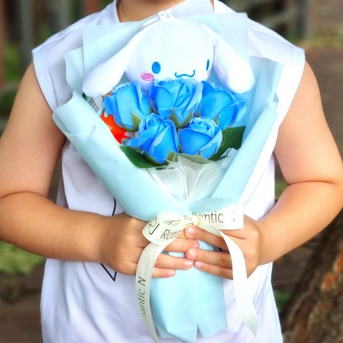산리오 캐릭터의 매력적인 인형 꽃다발로 사랑과 기쁨을 표현하세요.