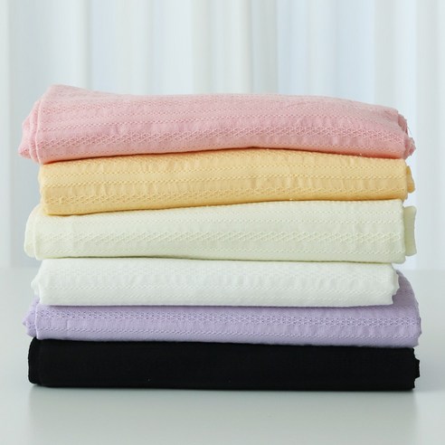 섬세한 아름다움이 깃든 면 도비 자가드 자수 스트라이프 화이트 원단으로 당신의 творчество를 완성하세요.