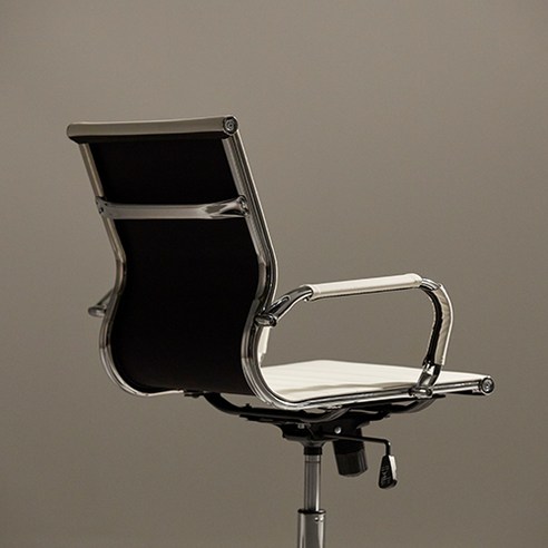 미드센츄리 매력의 세련되고 편안한 사무실 업그레이드