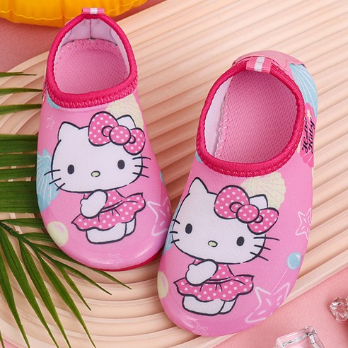 사랑스러운 디자인과 안전성을 겸비한 헬로키티 아쿠아슈즈 루미