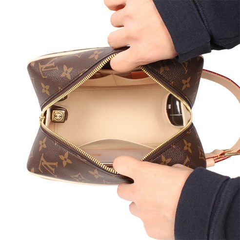 가방 속 블랙홀 탈출! 루이비통 락커 돕 키트 맞춤 이너백으로 깔끔하고 효율적인 수납을 경험하세요.