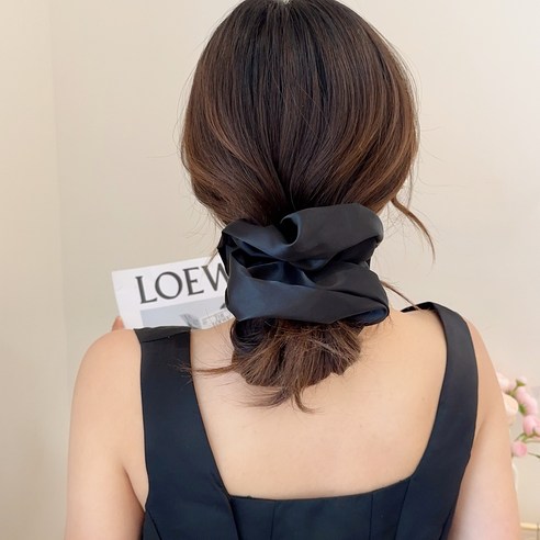 풍성한 볼륨과 머릿결 보호, 빅사이즈 새틴 곱창밴드 하나로!