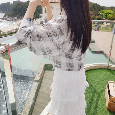 남성적인 스타일과 여성적인 매력이 조화로운 남방 박스핏 체크셔츠