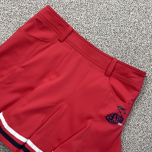 필드 위 강렬한 존재감, 파리게이츠 레드 골프 스커트의 매혹적인 빈티지 파리게이츠스커트