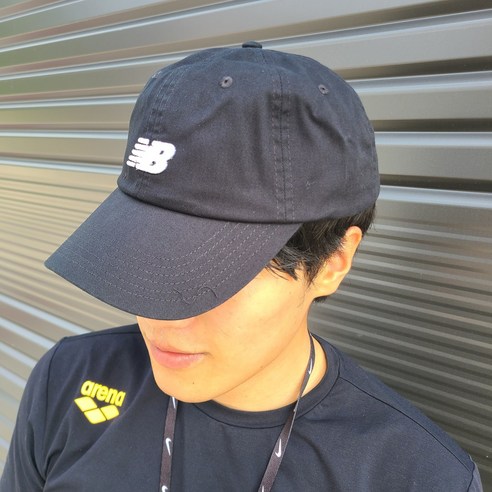 데일리룩 완성은 뉴발란스 블랙 클래식 캡 모자 하나로!