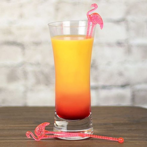 핫핑크 플라밍고 머들러로 당신의 일상에 낭만과 특별함을 더하세요.