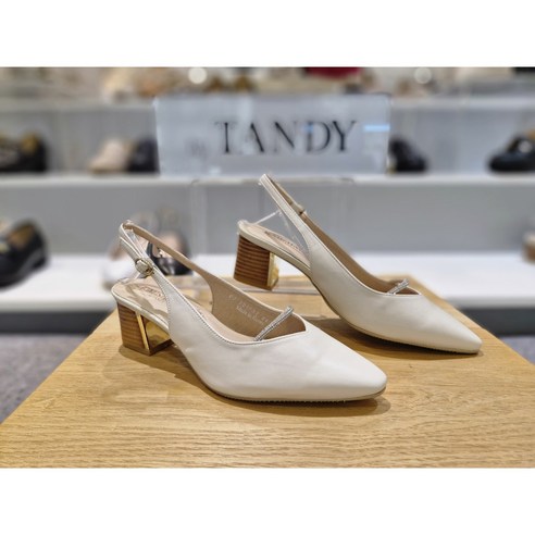 일상에 스며드는 우아함, <미셸 by 탠디> 슬링백 펌프스” loading=”lazy”></a></div><p>아름다운 디자인만큼 중요한 것은 바로 착화감입니다. <미셸 by 탠디> 슬링백 펌프스는 고급 소가죽을 사용하여 뛰어난 착화감을 자랑합니다. 부드러운 소가죽은 발을 편안하게 감싸주어, 장시간 착용해도 발에 무리를 주지 않습니다. 또한, 5cm의 안정적인 굽 높이는 다리 라인을 아름답게 살려주면서도 편안한 보행을 가능하게 합니다. 출근길, 데이트, 특별한 행사 등 어떤 상황에서도 당신의 발을 편안하게 지켜줄 것입니다.</p><h2>데일리룩부터 포멀룩까지, 폭넓은 활용도</h2><div style=