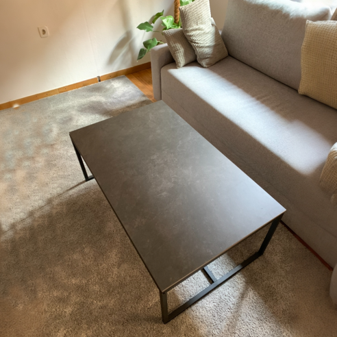 세련된 디자인과 뛰어난 내구성을 갖춘 다목적 거실 테이블