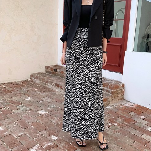 다양한 스타일링과 우아한 디자인이 돋보이는 롱스커트
